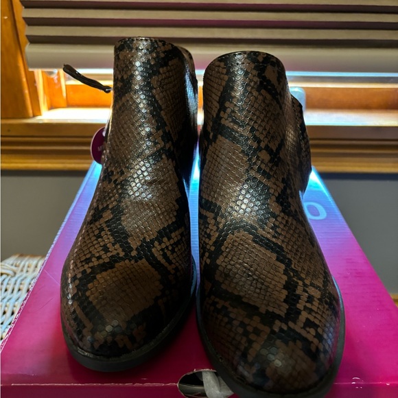Boots Women’s Size 6 New in Box Color Brown Snake Pattern Memory Foam - Picture 4 of 7